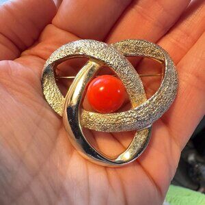 Sarah Coventry Coral Cabochon Gold Tone Circle Brooch 1.75 Inch